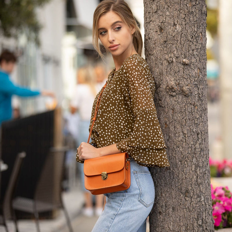 Modenaluxe Leather Crossbody Bag – Light Brown Vintage-Inspired Mini Purse